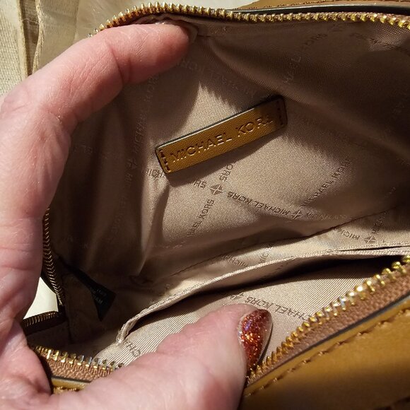 Michael Kors Banana bag Tan and Gold - Picture 4 of 10